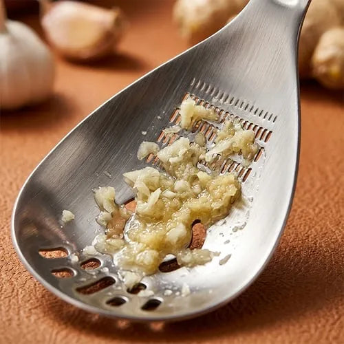 Close-up of garlic on the integrated grating surface